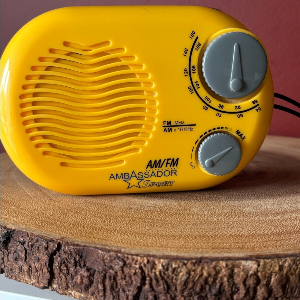 AMBASSADOR Sport AM/FM Radio with sturdy 7” Plastic Cord